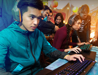 👉 Gaming-Tastatur – RGB-Beleuchtung, programmierbare Tasten, Multimedia-Bedienelemente, integrierte Handballenauflage, spritzwassergeschützt, deutsches QWERTZ-Layout, Schwarz
